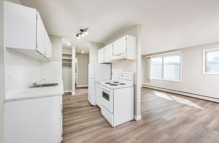 Signature Manor - Photo 2