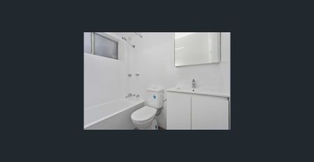 Light-Filled Renovated Apartment Close to Shops, Transport & Amenities - Photo 4