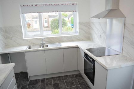 3 bedroom detached bungalow to rent - Photo 5