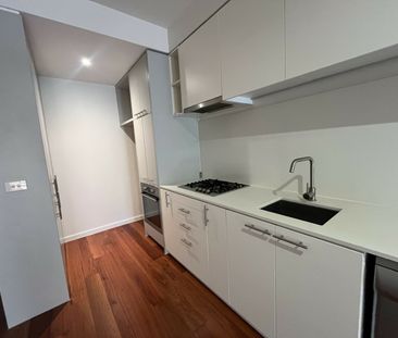 MODERN TWO BEDROOM, TWO BATHROOM APARTMENT - Photo 2