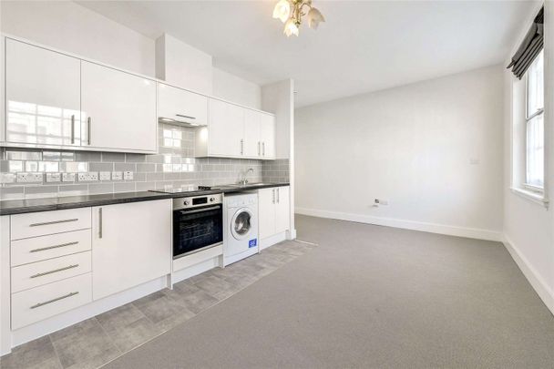 Studio flat benefiting from a charming kitchenette area and is situated moments away from South Kensington tube. This studio has shared bathroom facilities. - Photo 1