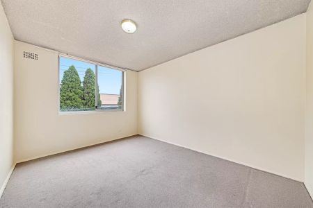 Apartment with 2 bedrooms, 1 bathroom & parking for 1 car - Photo 2