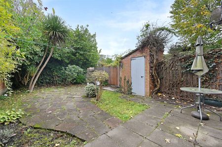 A spacious two bedroom house, with parking and private garden located just of Green Lane. - Photo 5