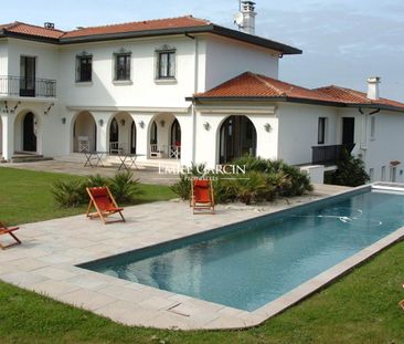 Maison à louer à Saint Jean de Luz, quartier Sainte Barbe avec piscine, tennis et vue océan. - Photo 1