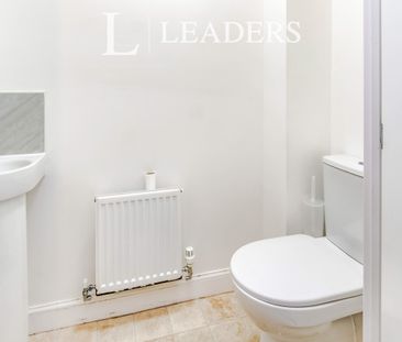 4 bedroom house to rent Bedivere Road, RH11 - Photo 1