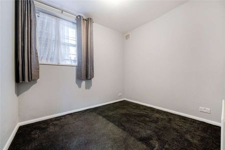 A one bedroom apartment to rent, available now having been refurbished within this converted period property in Reading's town centre, with parking being available. - Photo 2