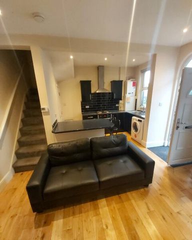 4 Pennington Grove, Woodhouse, Leeds, LS6 2JL - Photo 2