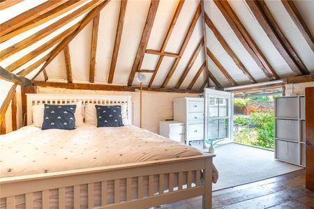 An exceptional grade II listed riverside home set in historic Aylesford - Photo 4