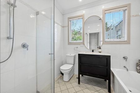 Spacious Coastal Family Home in the Heart of Newport - Photo 3