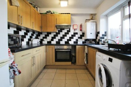 1 bedroom in a house share to rent - Photo 3