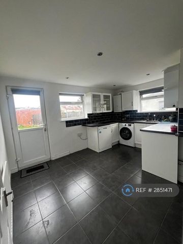 3 bedroom semi-detached house to rent - Photo 5