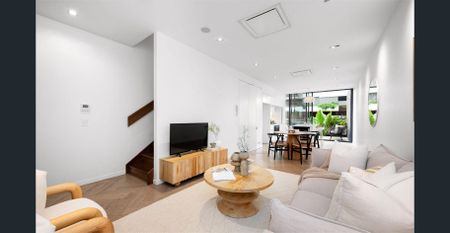 Perfect 2 Bedroom Luxury Townhouse - Photo 2