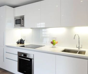 3 bedroom flat in London - Photo 3