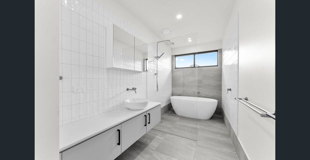 Luxury Living in a Prime Mount Waverley Location - Photo 1