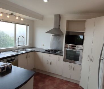 Modern, fully furnished single level house - Photo 1