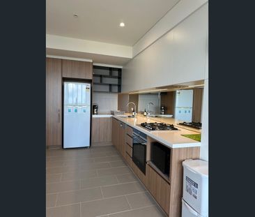 Luxury Furnished 1 Bedroom + 1 Study Apartment with Stunning City V... - Photo 2