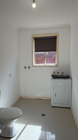 Spacious 4-Bedroom Home with Large Backyard & Separate External Cabin - Photo 3