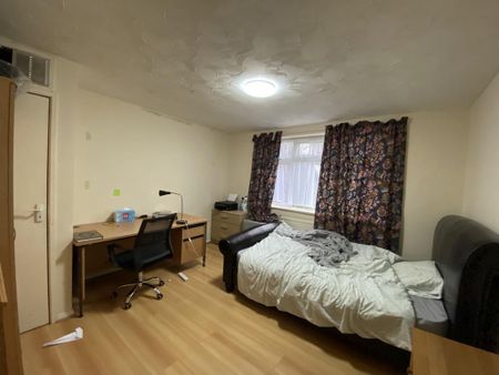 5 bedroom semi-detached house to rent - Photo 3