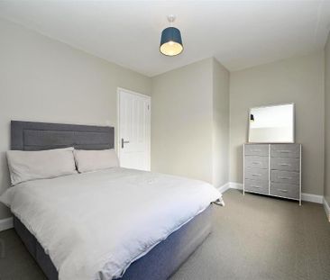 21 Ebor Parade, Belfast, BT12 6NS - Photo 4