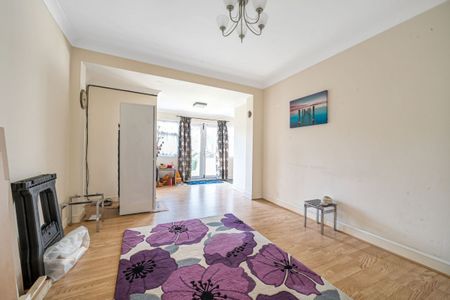 3 Bed Terraced House, Studley Drive, IG4 - Photo 2