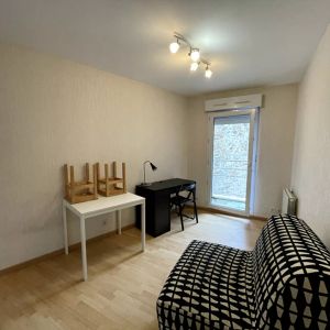 Cité des Congrès - Studio lumineux et bien agencé comprenant une pièce principale avec kitchenette ainsi qu'une salle d'eau avec WC. Loué meublé. - Photo 2