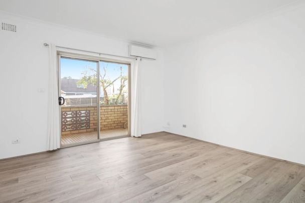 Conveniently Located & Refurbished Two Bedroom Apartment - Photo 1