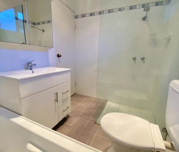 Spacious Two Bedroom Apartment - Photo 4