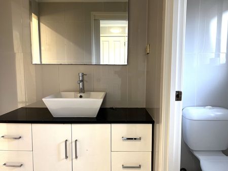 Walk to railway station - Photo 3