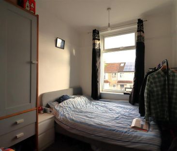 4 bedroom end of terrace house to rent - Photo 5