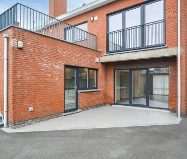 Gelijkvloers appartement met 2 slpks en 2 garages in centrum Eernegem - Foto 4