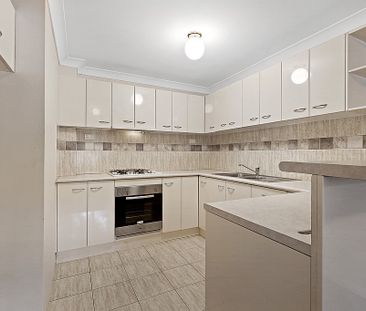 BEUTIFULLY APPOINTED MODERN 3 BEDROOM TOWNHOUSE - Photo 4