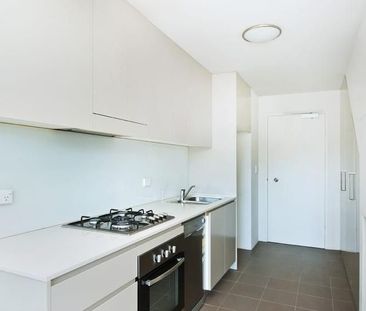 Stylish Top-Floor Apartment - Photo 3