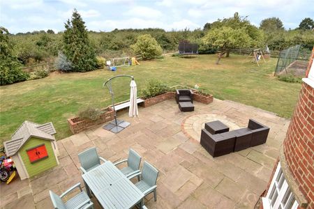 A substantial family Oast house set in the charming Kentish countryside. - Photo 4