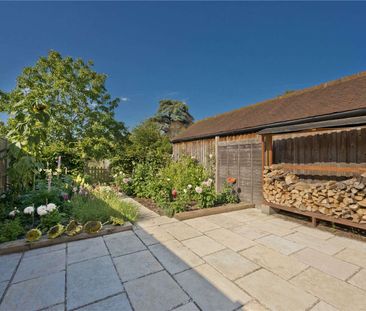 A beautiful period house in the heart of Odiham with modernised bat... - Photo 6