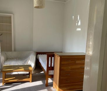 Studio Flat, Kelvin Drive, G20 - Photo 1