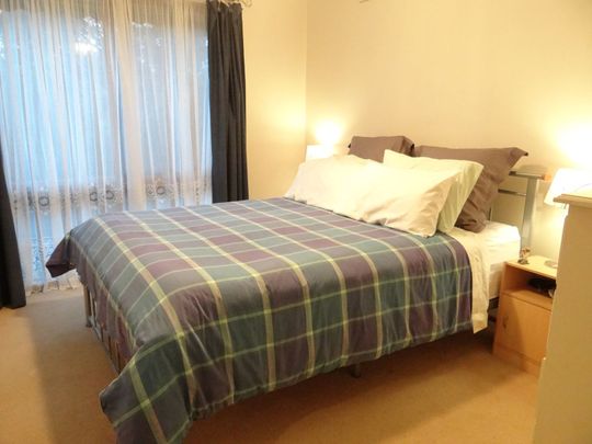 LARGE WELL PRESENTED FAMILY HOME IN LOVELY NEIGHBOURHOOD!! - Photo 1