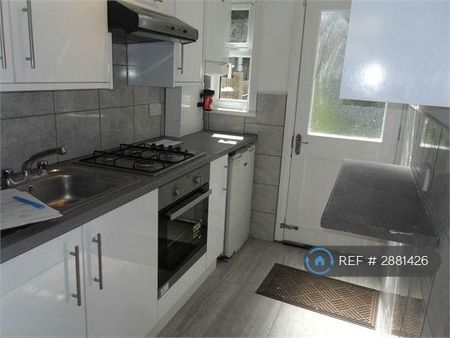 4 bedroom end of terrace house to rent - Photo 4