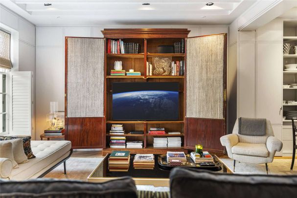 An exceptional mews house in the heart of Knightsbridge, finished to a high standard and benefiting from three off-street parking spaces. - Photo 1