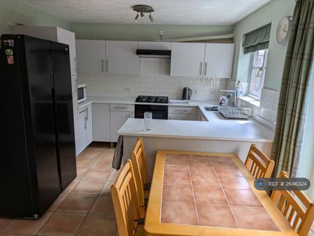 1 bedroom in a house share to rent - Photo 4