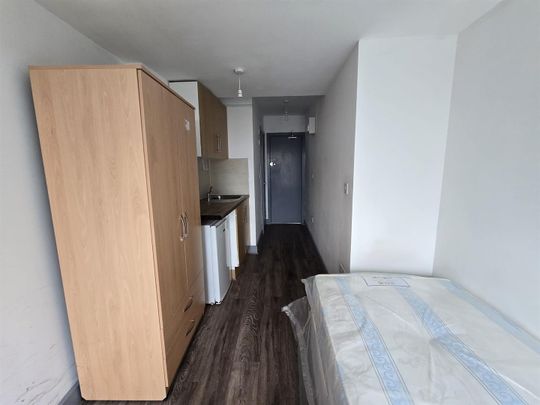 Conway Crescent, Perivale, Greenford UB6, London - Photo 1