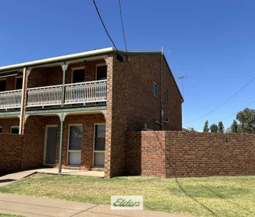 CENTRALLY LOCATED TOWNHOUSE - Photo 5