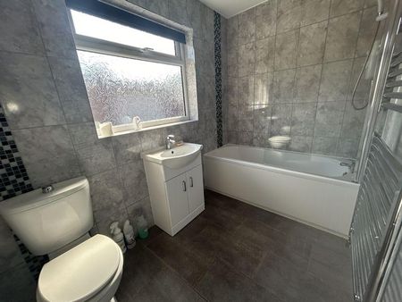 3 bedroom detached house to rent - Photo 4