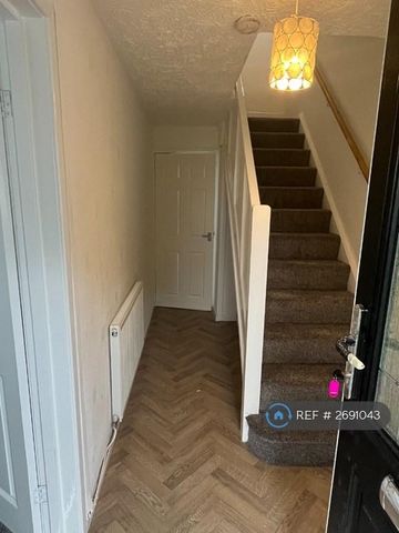 3 bedroom end of terrace house to rent - Photo 3