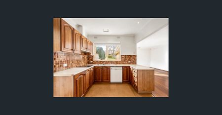 SPACIOUS FAMILY HOME CLOSE TO DENDY PARK - Photo 3