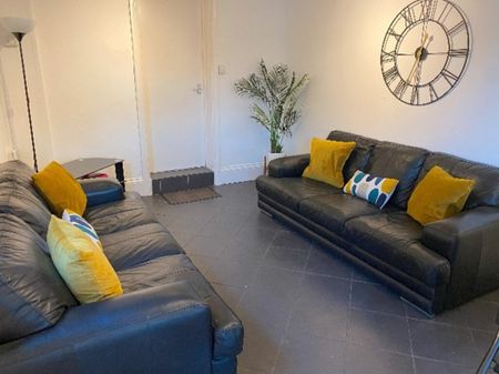 7 Bed Student Accommodation - Photo 2