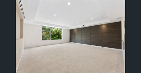 A Refined Harbour-Side Residence - Photo 2