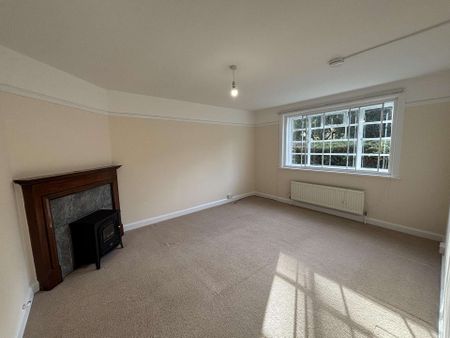 Ground floor 2 bedroom flat with parking situated close to the Cathedral, shops and Norwich Railway Station - Photo 2