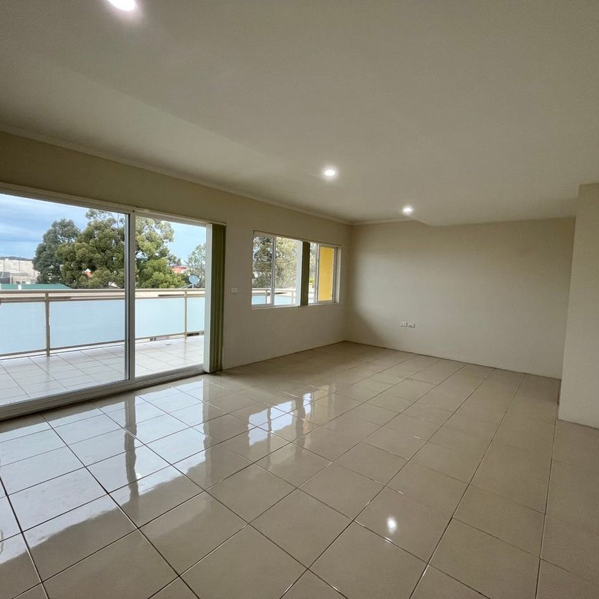 TOP FLOOR APARTMENT - Photo 1