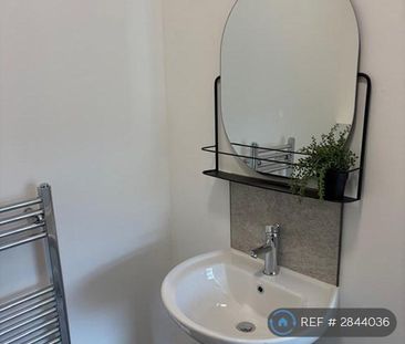 1 bedroom in a house share to rent - Photo 6