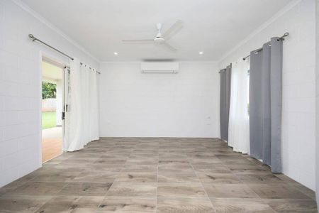 New Interior - Fully Tiled & Airconditioned - Large Fenced Backyard - Photo 4